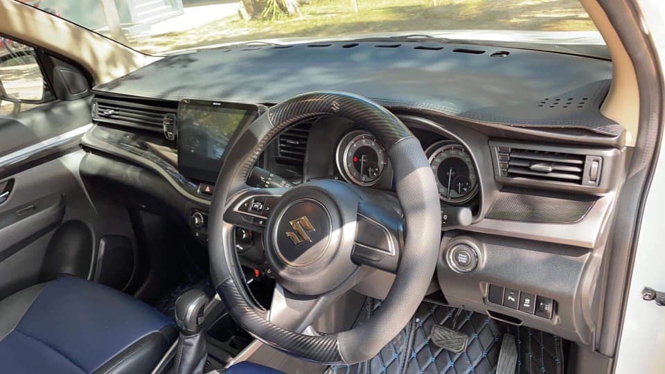 Carbon texture and red stitching on the dashboard